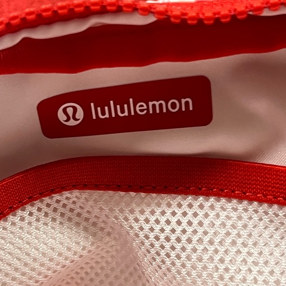 🍁ON SALE🍂LULULEMON AUTHENTIC EVERYWHERE BELT RED/WHITE MANIFESTO PRINT CROSSBODY - Picture 10 of 17